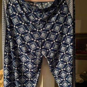 NWOT-Susan Graver Blue and White Patterned capris